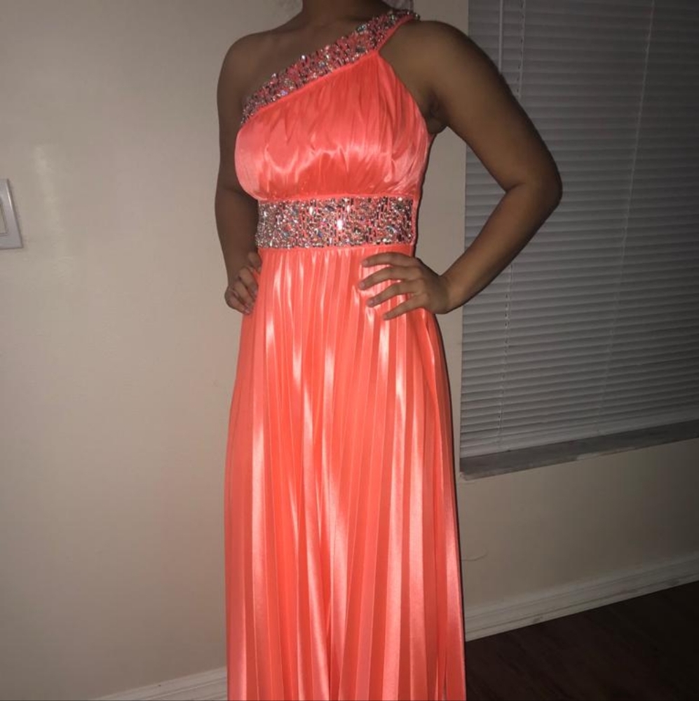 Formal dress - Picture 2 of 9
